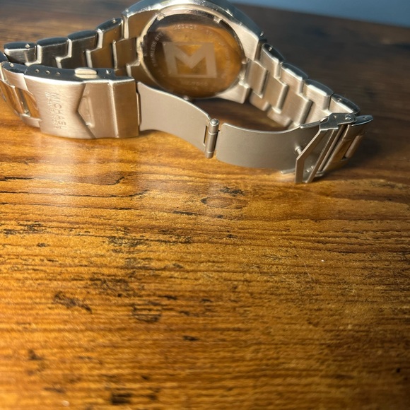 Men’s Michael Kors Silver and Orange Watch (needs new battery) - Picture 4 of 4